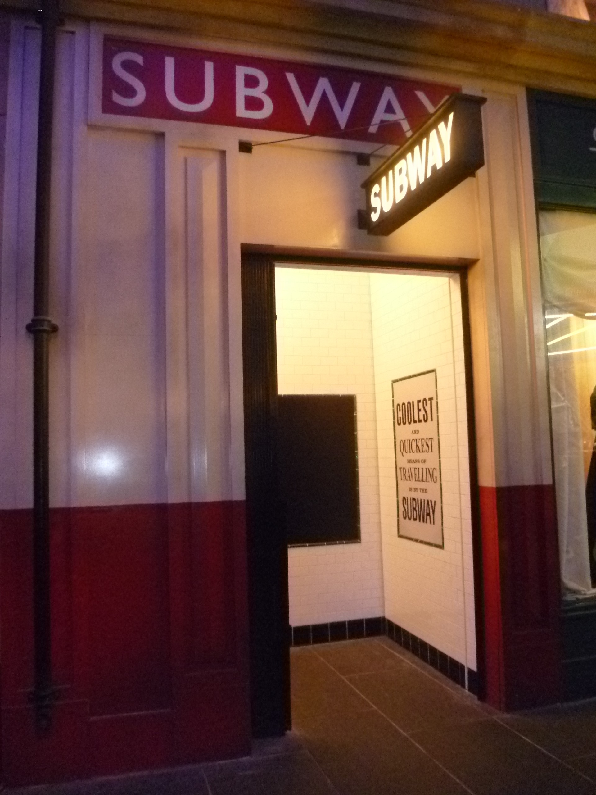 리버사이드 박물관에 재현된 글래스고 지하철역 입구