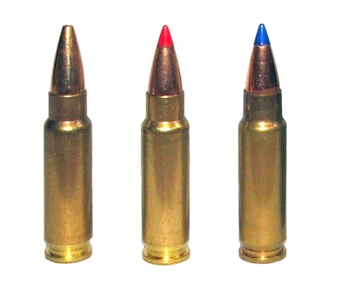 FN 파이브-세븐 권총에 사용되는 세 개의 5.7×28mm 탄약 사진. 왼쪽 탄약은 일반 중공 팁, 중앙 탄약은 빨간색 플라스틱 V-max 팁, 오른쪽 탄약은 파란색 플라스틱 V-max 팁을 가지고 있다.