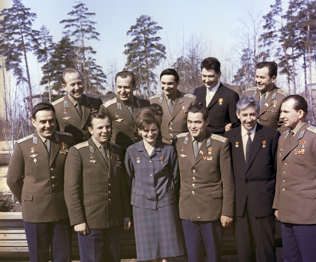 Alexei Leonov (paling kiri, baris belakang) bersama rakan-rakan kosmonaut pada tahun 1965.