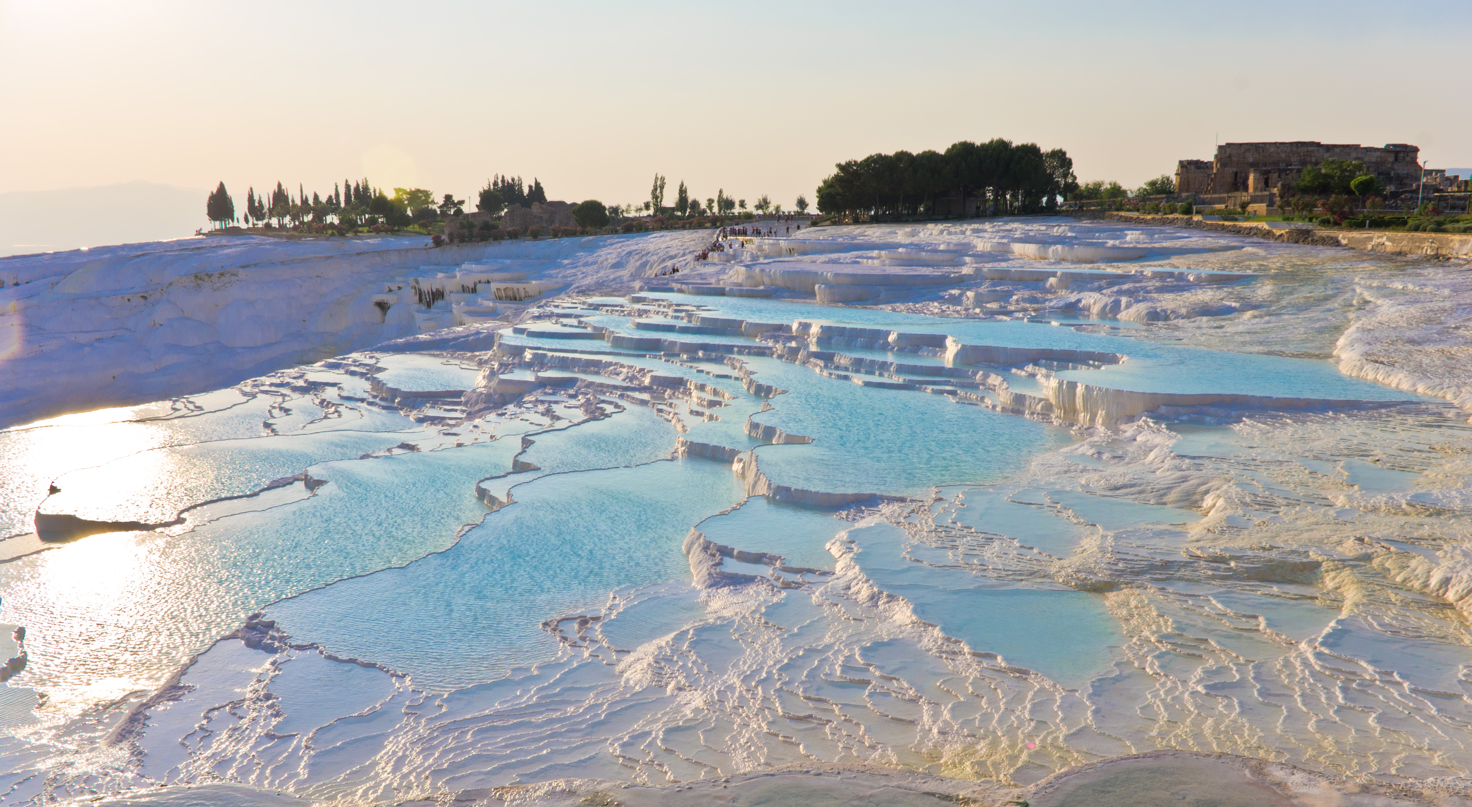 Kawasan Aegea: Pamukkale di Wilayah Denizli mempunyai warna putih salji daripada pembentukan travertin.