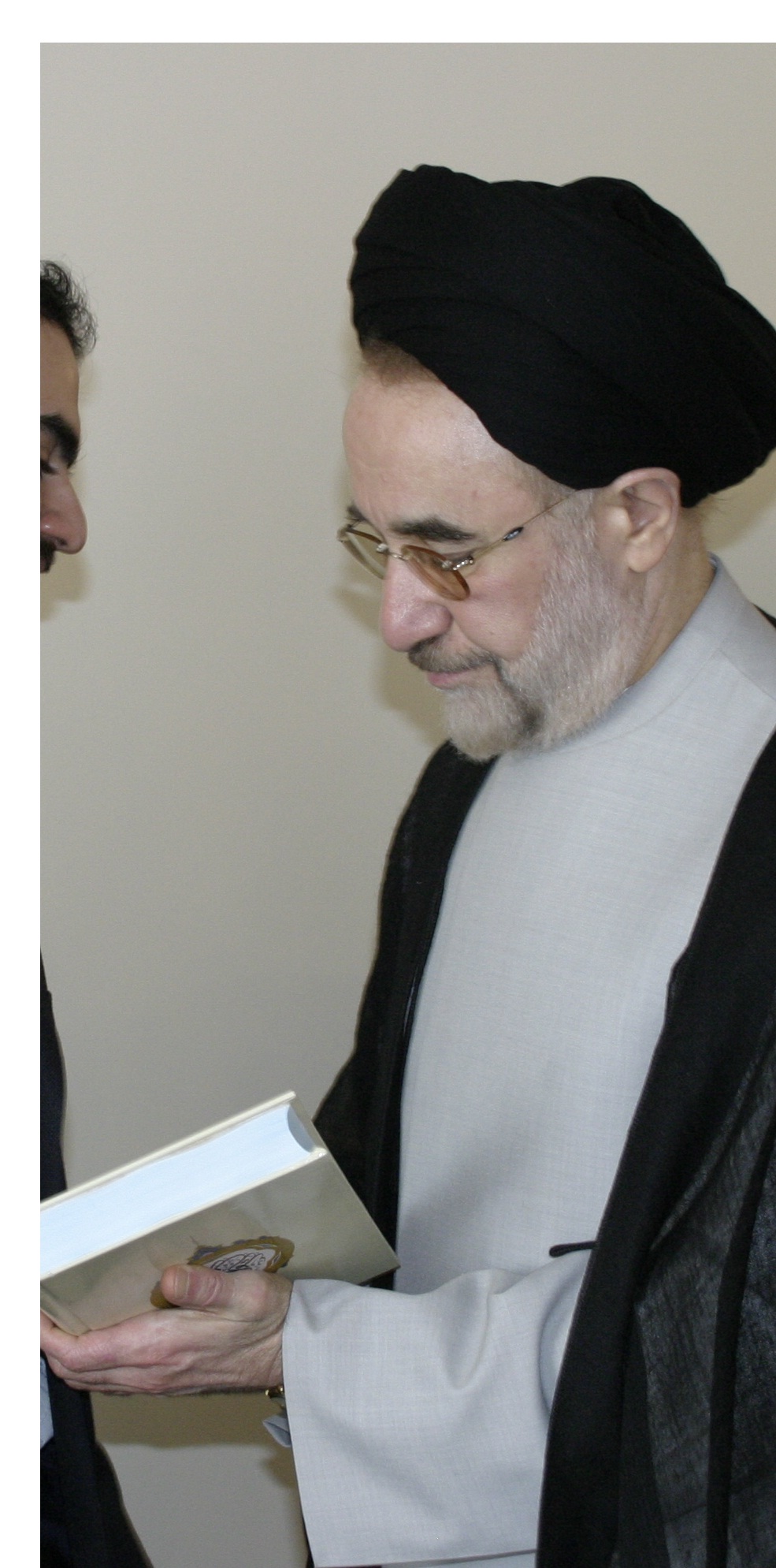 Khatami holding the Quran in his hands