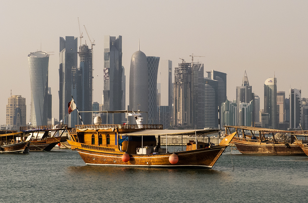 Thuyền buồm dhow truyền thống trước đường chân trời của Vịnh Tây nhìn từ Doha Corniche