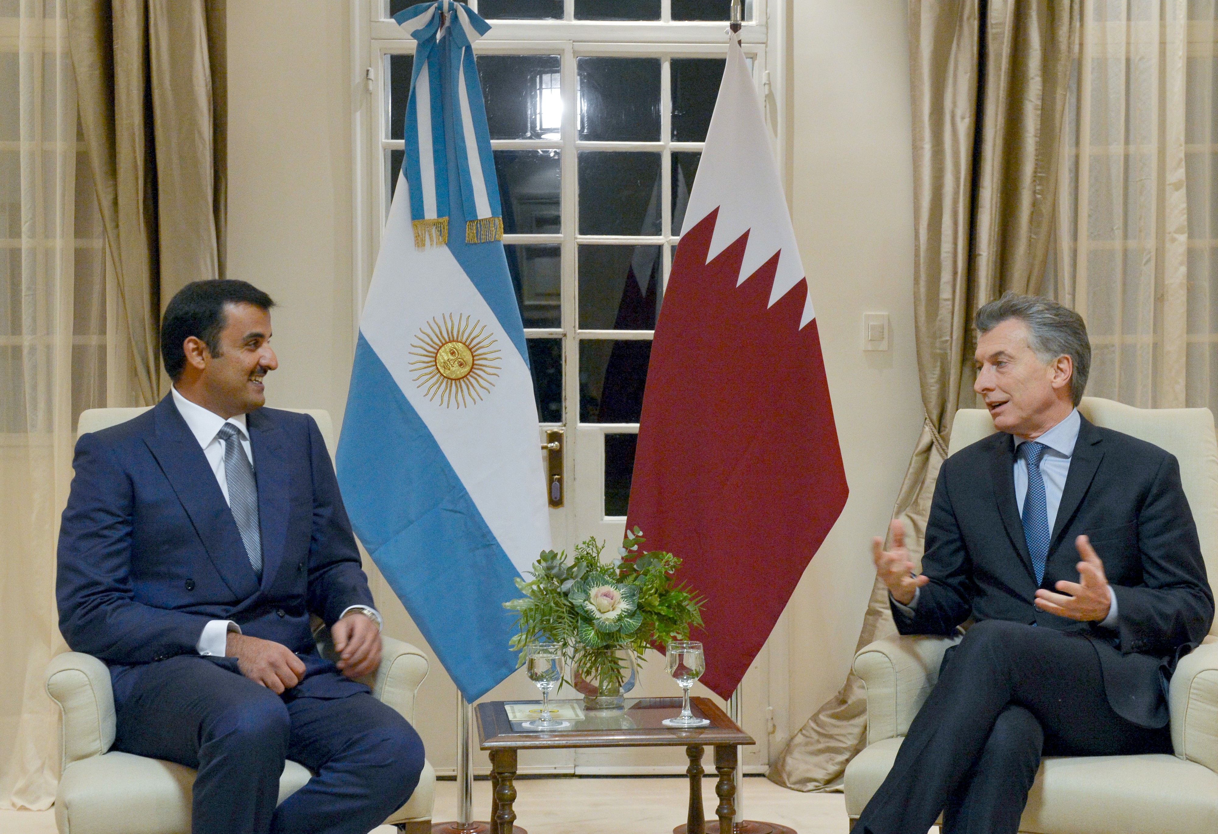 Emir Tamim bin Hamad Al Thani (trái) với tổng thống Argentina Mauricio Macri vào tháng 7 năm 2016
