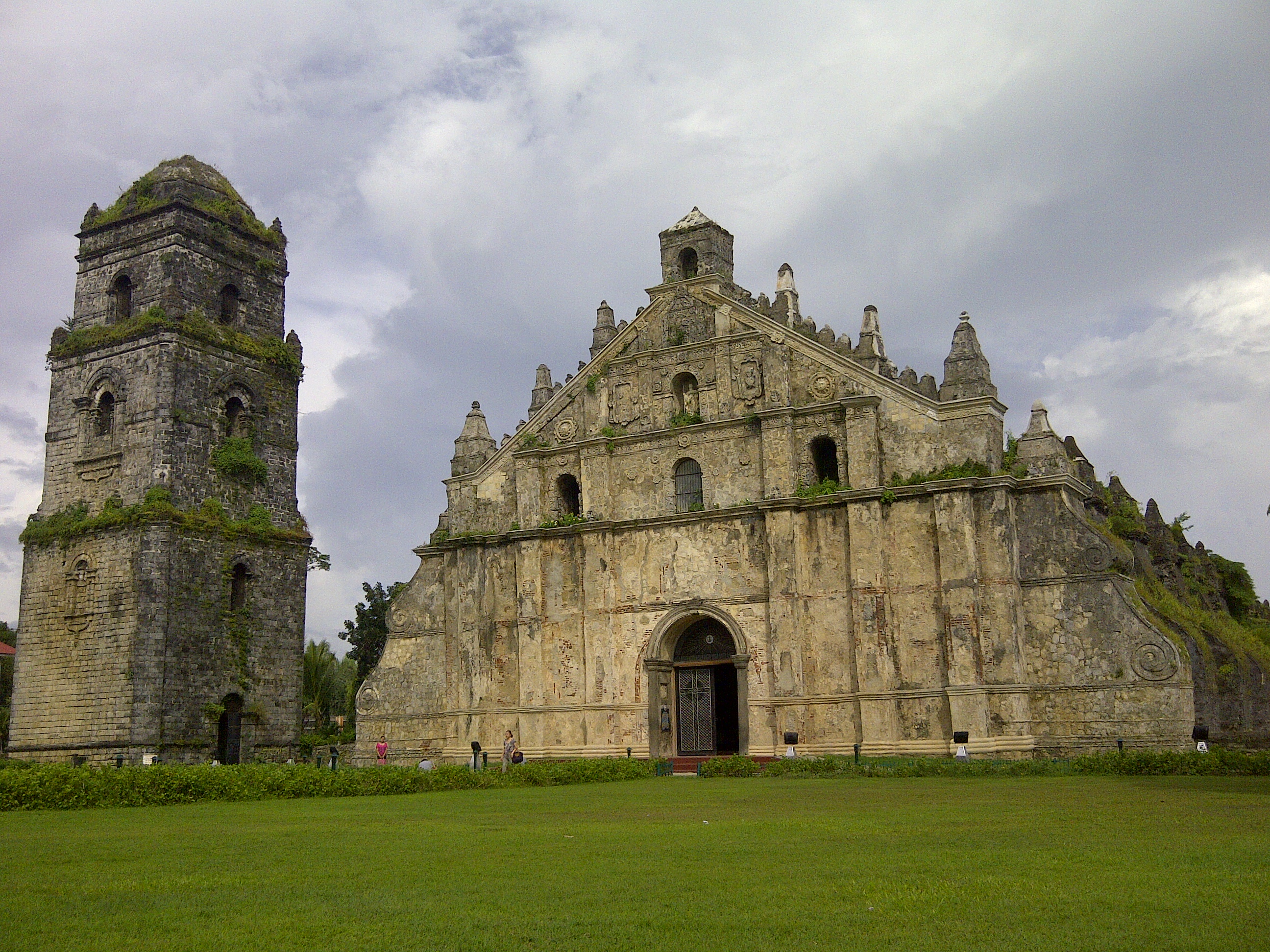 Nhà thờ Paoay theo phong cách Baroque Động đất đầu thế kỷ 18 ở Ilocos Norte, một Kho báu Văn hóa Quốc gia và là Di sản Thế giới của UNESCO, một trong bốn Nhà thờ Baroque của Philippines.