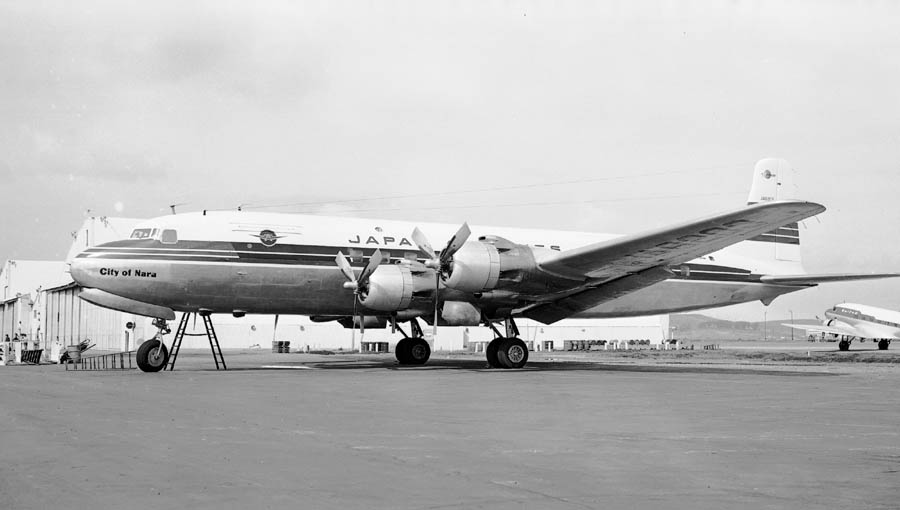 JAL 더글러스 DC-6의 흑백 사진