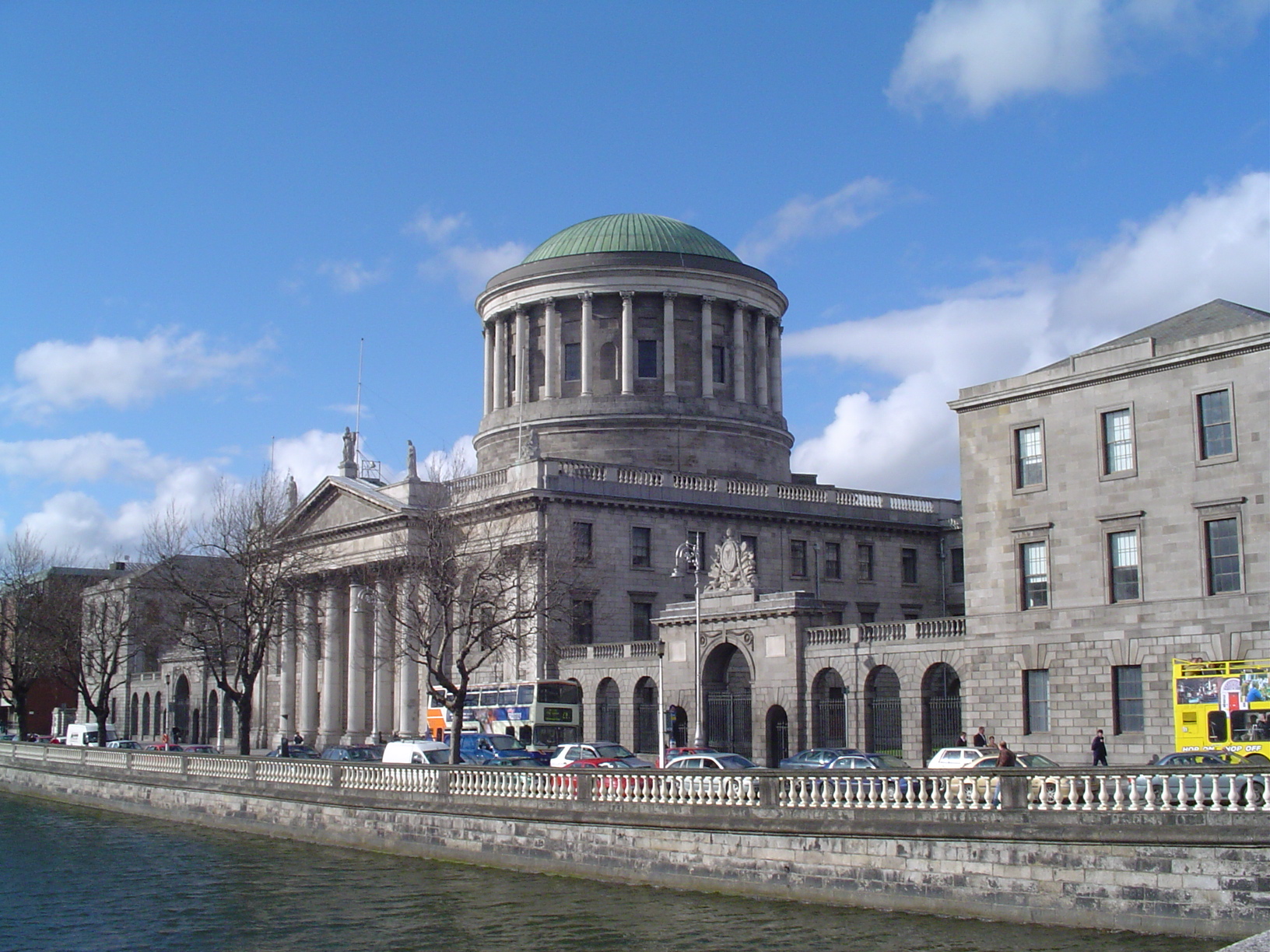 Four Courts di Dublin, siap pada tahun 1802, adalah bangunan utama untuk mahkamah sivil.