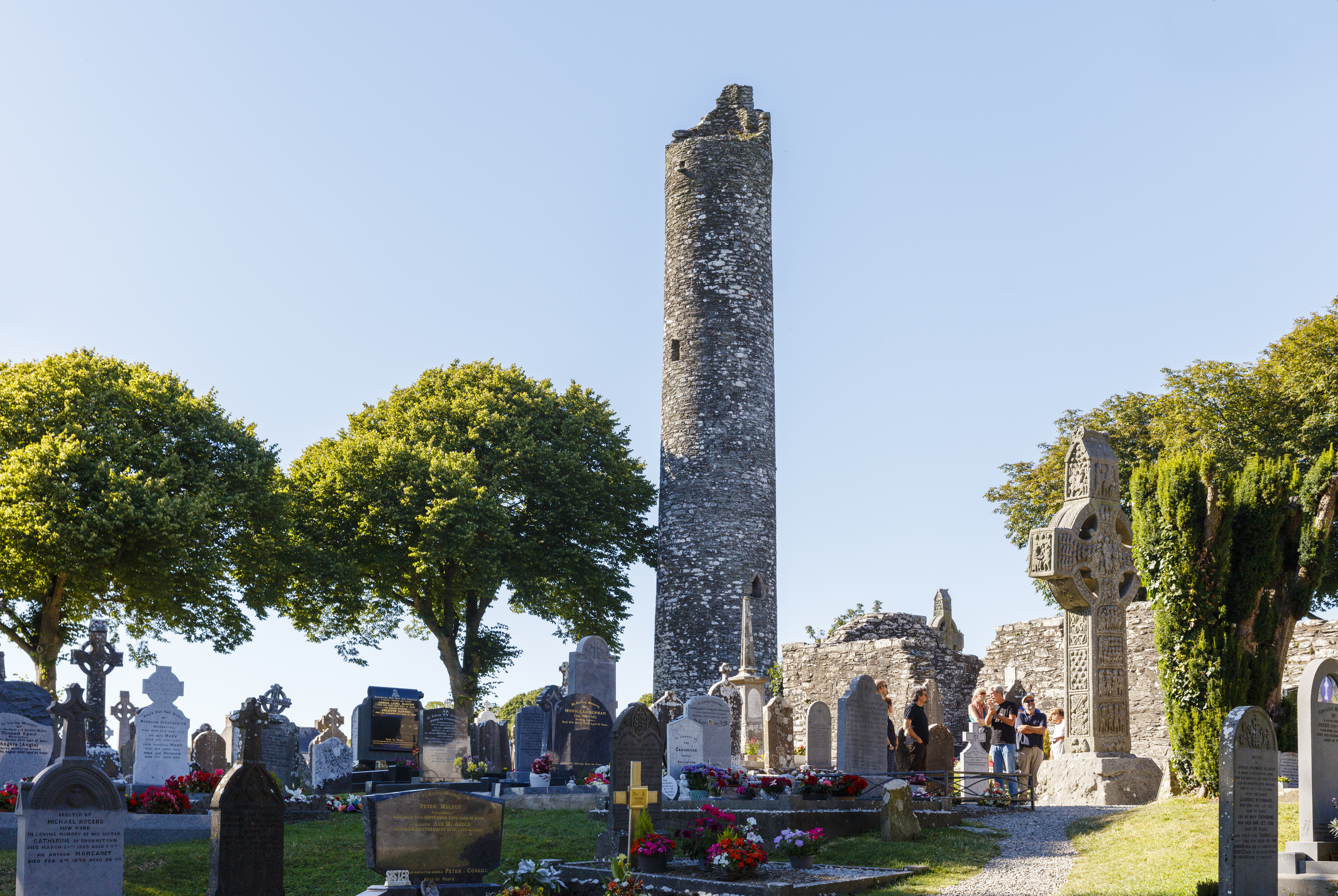 Runtuhan Monasterboice di Kaunti Louth adalah penempatan Kristian awal.