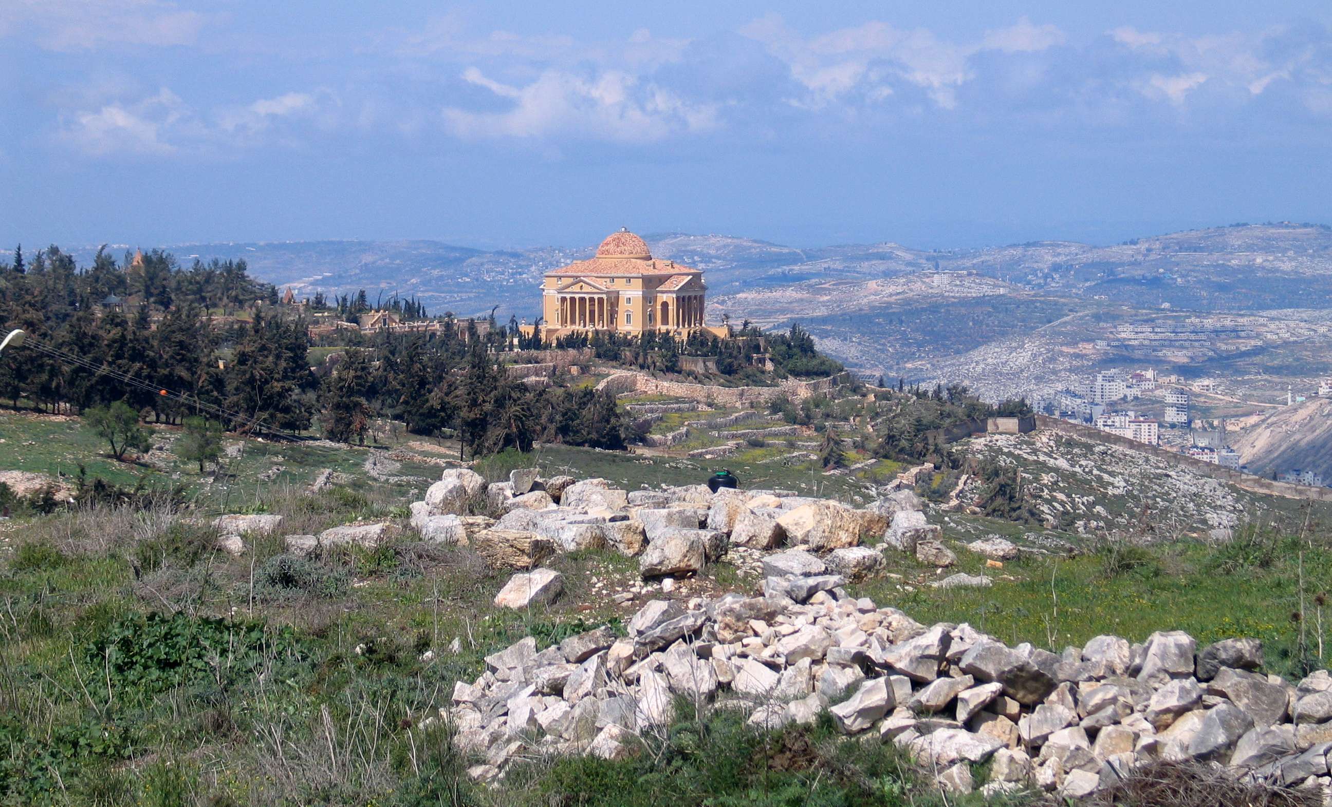 Terletak di sekitar Nablus, Gunung Gerizim adalah situs tersuci bagi orang Samaria.