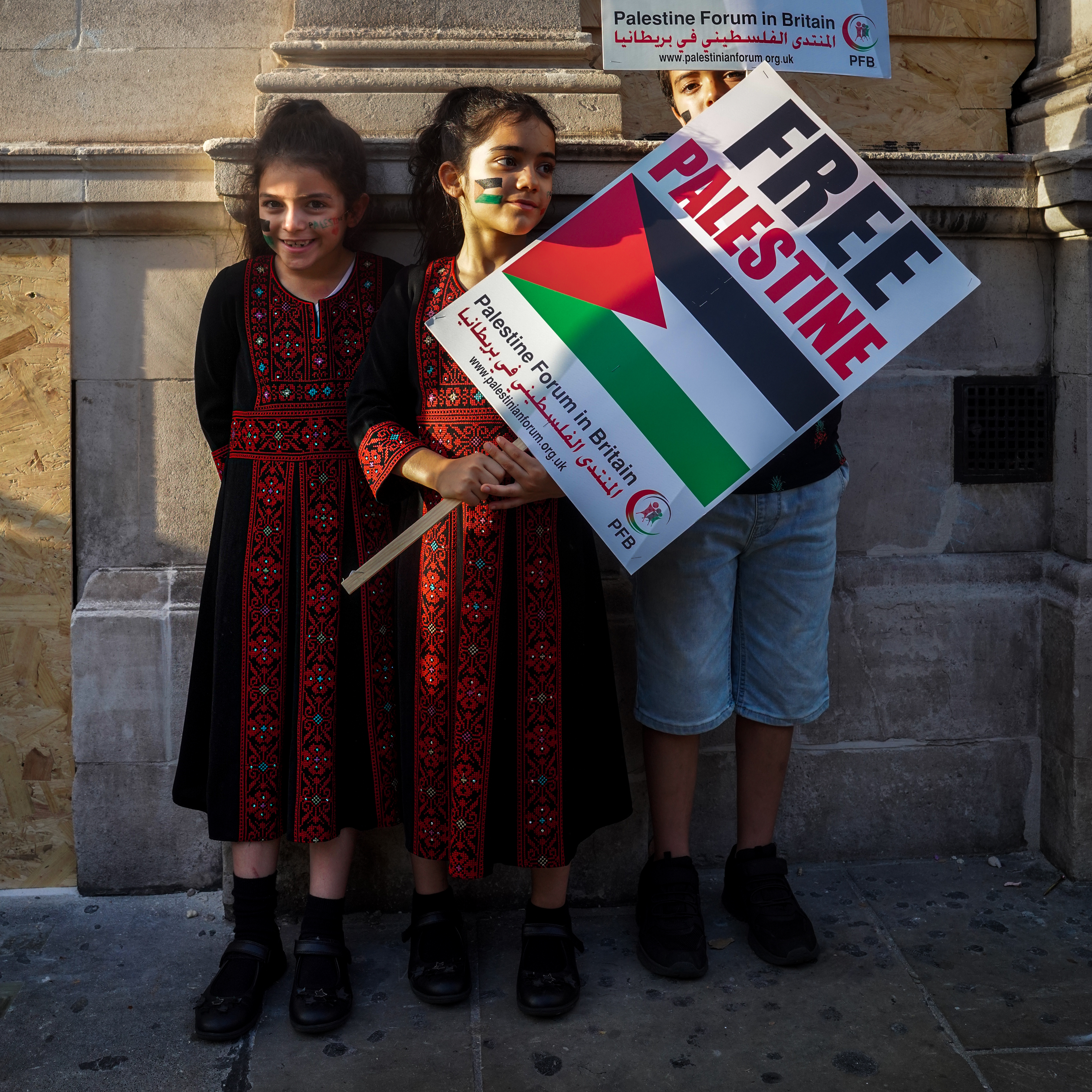 Anak-anak Palestina dalam pakaian tradisional mereka