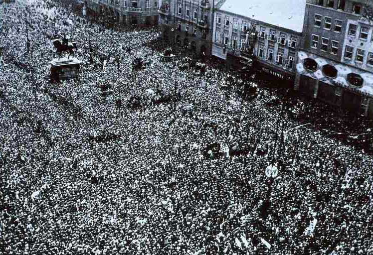 Penduduk Zagreb merayakan pembebasan pada 12 Mei 1945 oleh Partisan Kroasia.