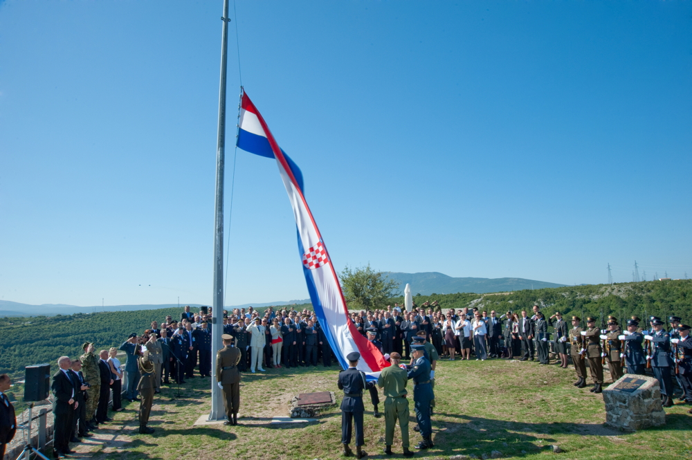 Tentara Kroasia mengibarkan bendera di benteng Knin pada peringatan Operasi Badai, aksi militer Kroasia yang membebaskan wilayah Kroasia yang diduduki pada tahun 1995.