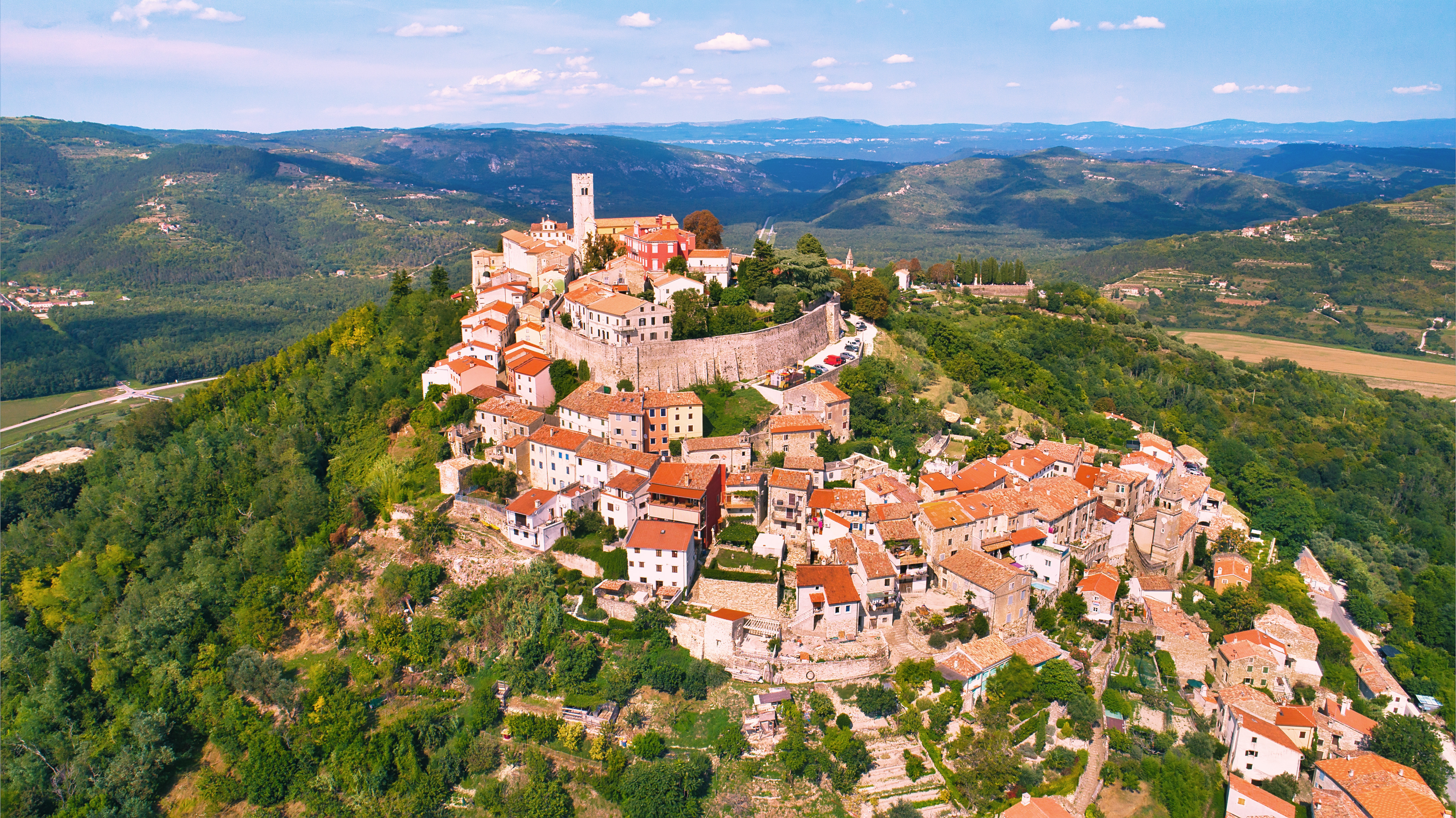 Pemandangan Motovun di semenanjung Istria