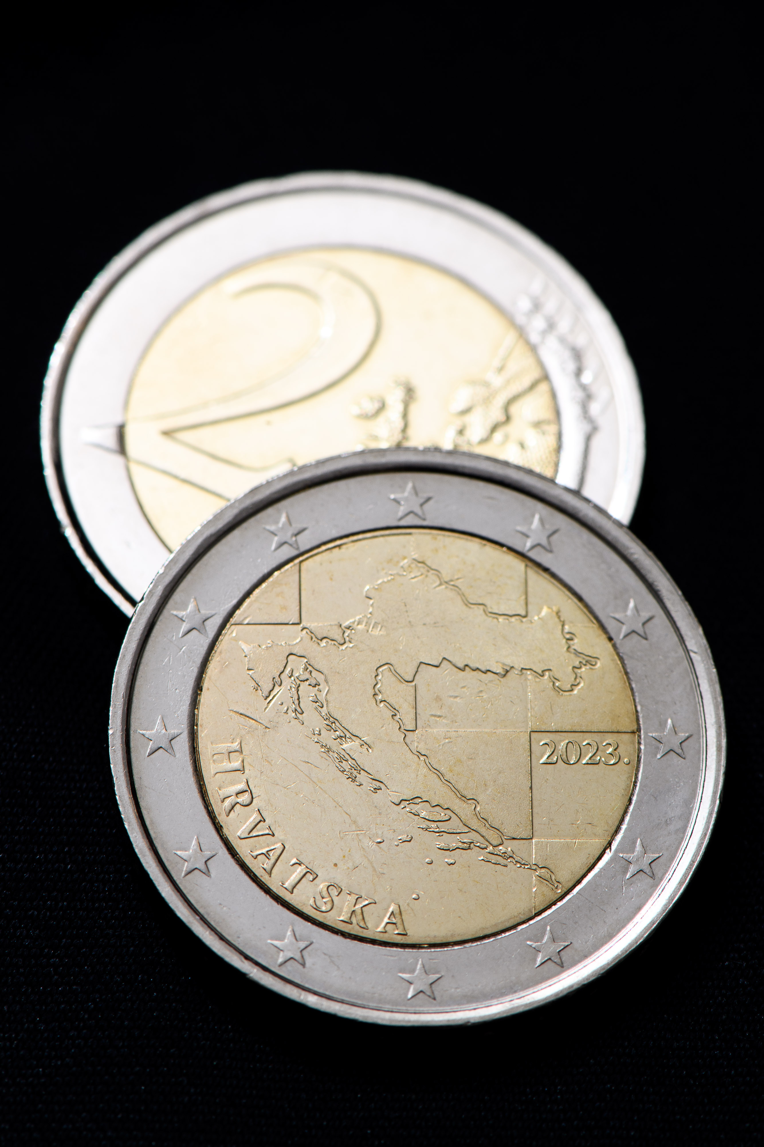 Pada 1 Januari 2023, Kroasia bergabung dengan zona euro, menggantikan kuna Kroasia dengan euro sebagai mata uang nasionalnya.
