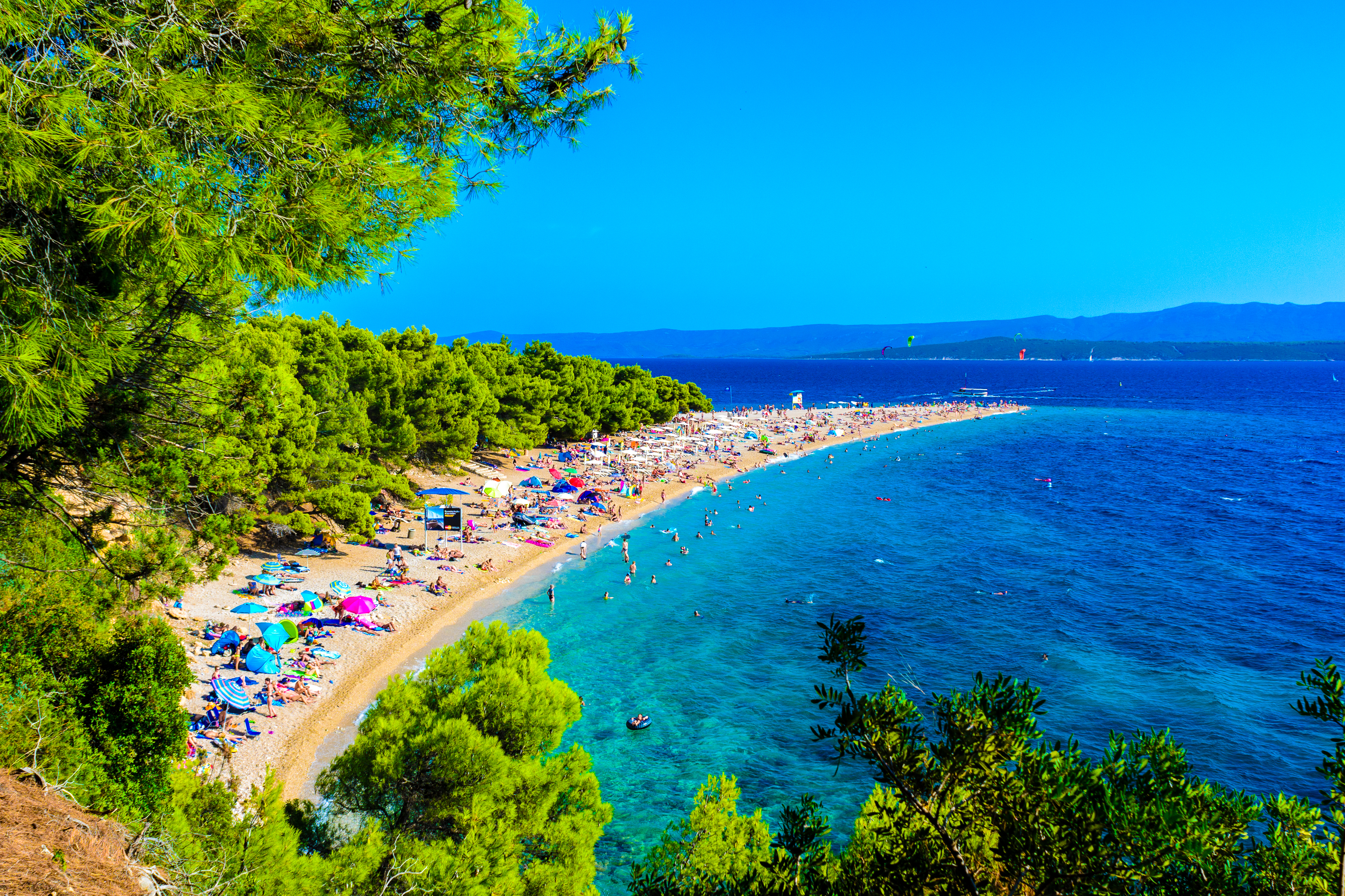 Pantai Zlatni Rat di Pulau Brač adalah salah satu tempat utama pariwisata di Kroasia.