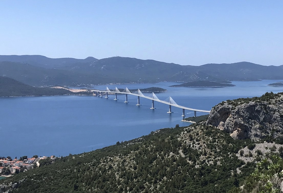 Jembatan Pelješac menghubungkan semenanjung Pelješac dan melaluinya bagian paling selatan, termasuk Dubrovnik, dengan daratan utama Kroasia.