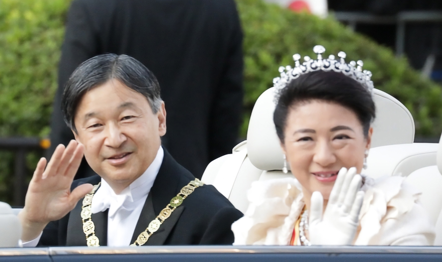 จักรพรรดินารูฮิโตะ จักรพรรดิองค์ปัจจุบัน และจักรพรรดินีมาซาโกะ ทรงเข้าร่วมขบวนเสด็จพระราชดำเนินโดยรถยนต์พระที่นั่งหลังพระราชพิธีบรมราชาภิเษกในโตเกียว เมื่อวันที่ 10 พฤศจิกายน ค.ศ. 2019