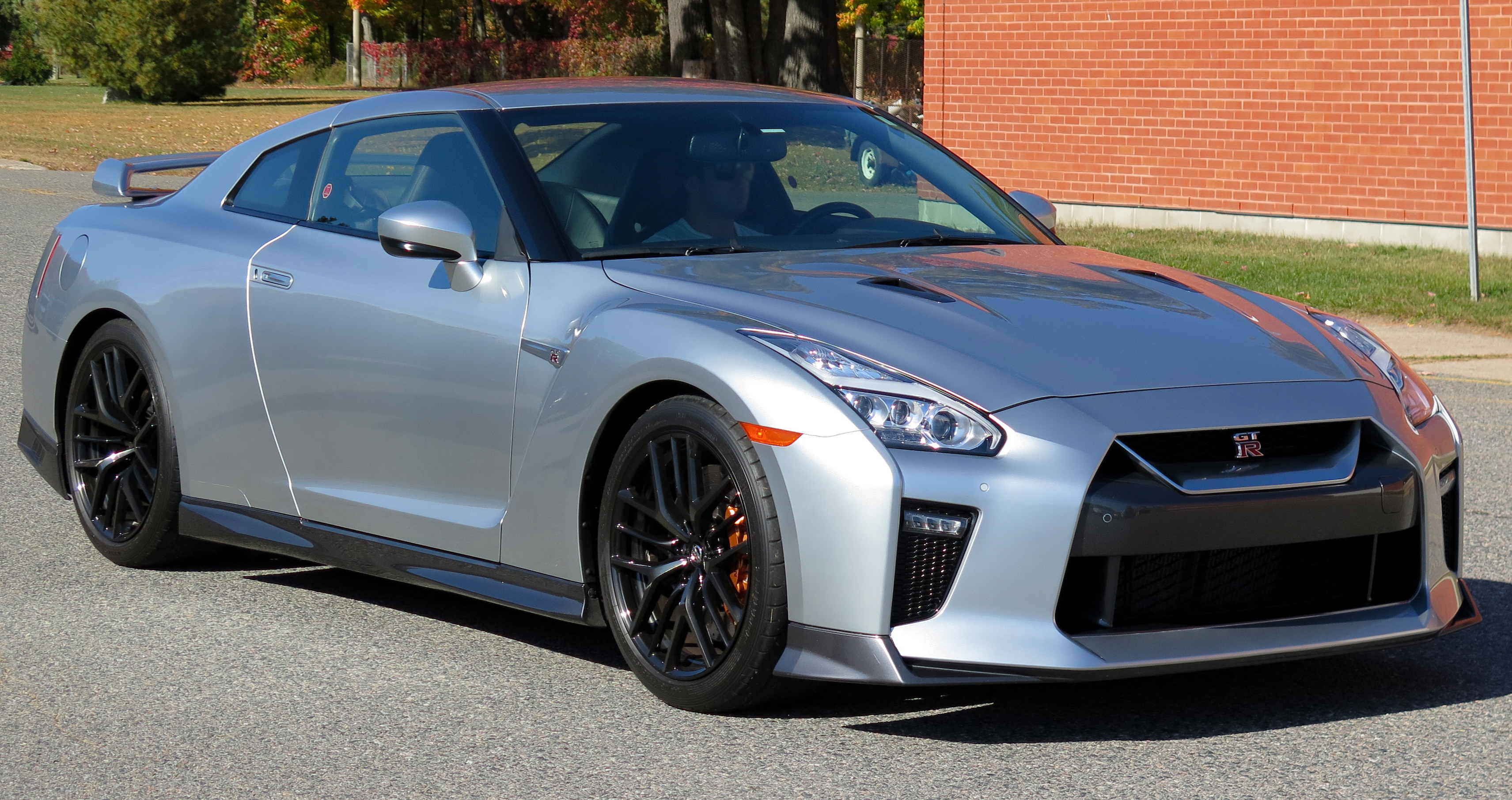 닛산 GT-R, 닛산에서 제조하는 스포츠카. 일본은 세계 3위의 자동차 생산국이다.