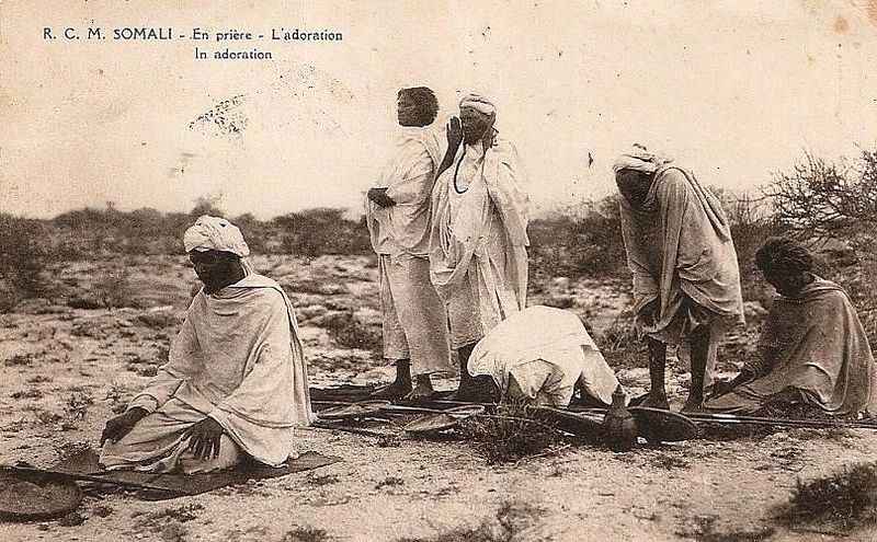 Sheikh Bashir sedang berdoa salat sunah, 1920