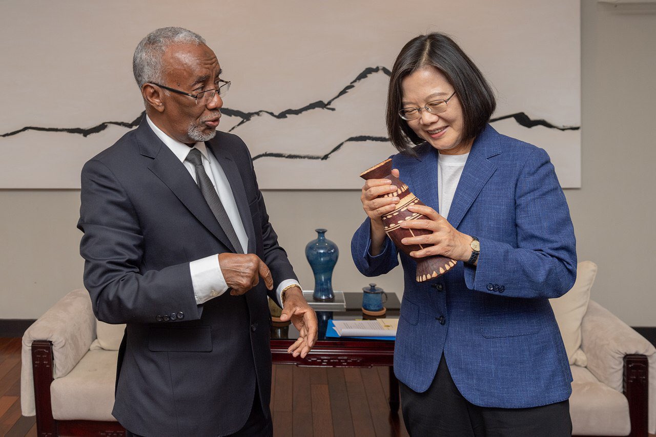 Menteri Luar Negeri Somaliland Hagi Mohamoud bersama Presiden Taiwan Tsai Ing-wen