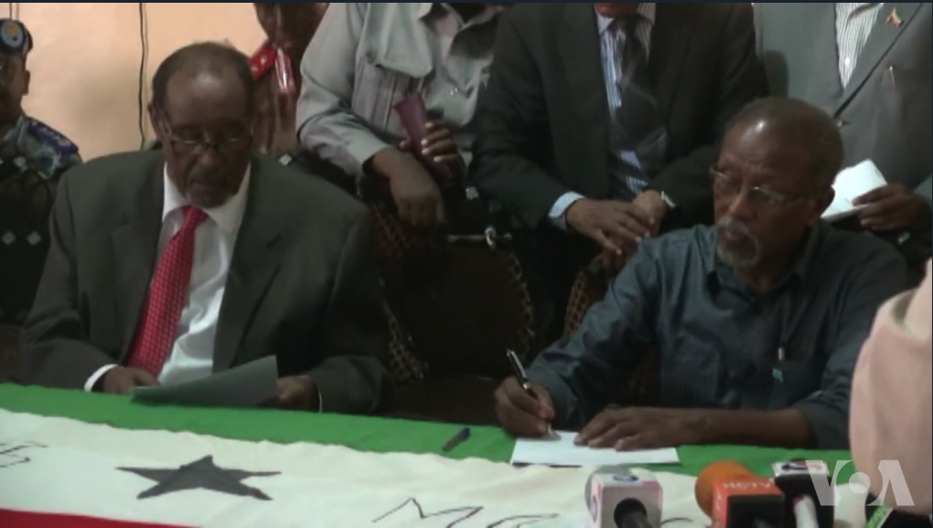 Presiden Silanyo dan Ali Khalif menandatangani Perjanjian Somaliland-Khatumo di Aynabo pada Oktober 2017