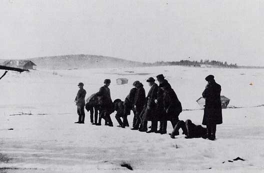 Regu tembak mengeksekusi Tentara Merah di Länkipohja, Längelmäki, pada tahun 1918.