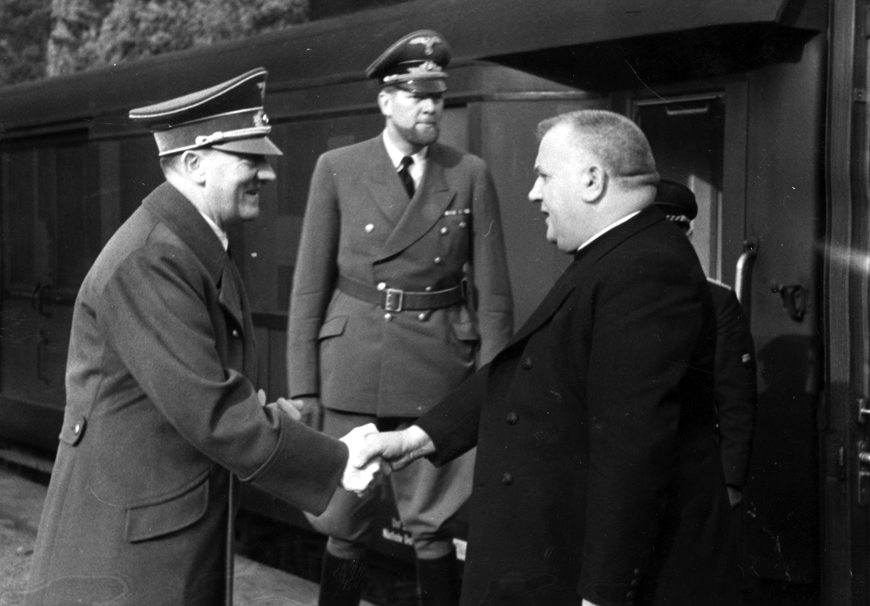 アドルフ・ヒトラーと、第二次世界大戦中のナチス・ドイツの傀儡国家であった(第一次)スロバキア共和国大統領ヨゼフ・ティソ(1941年)。