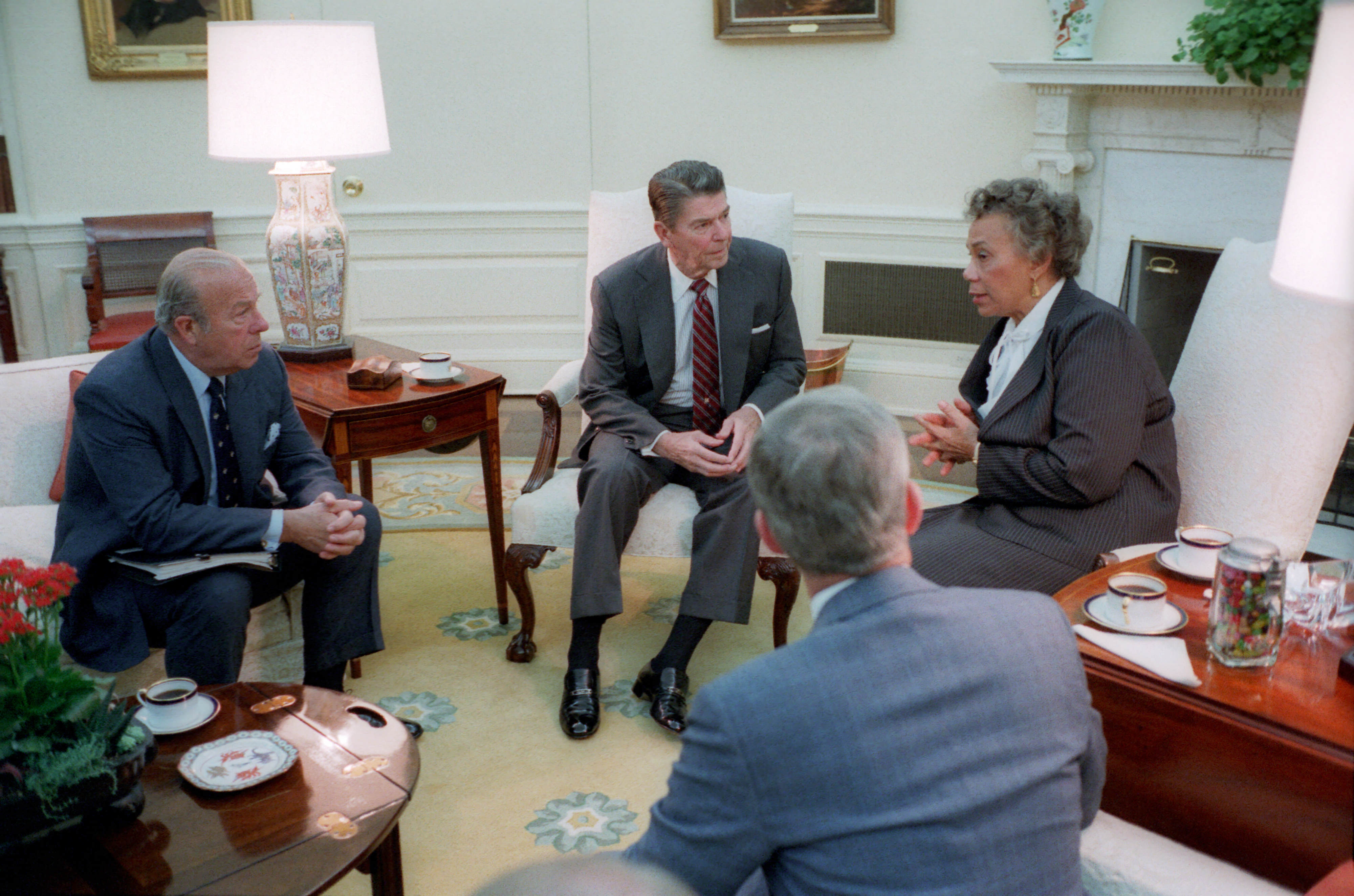 1983年、グレナダ情勢についてロナルド・レーガン米大統領と協議するユージェニア・チャールズ首相(在任1980年-1995年)
