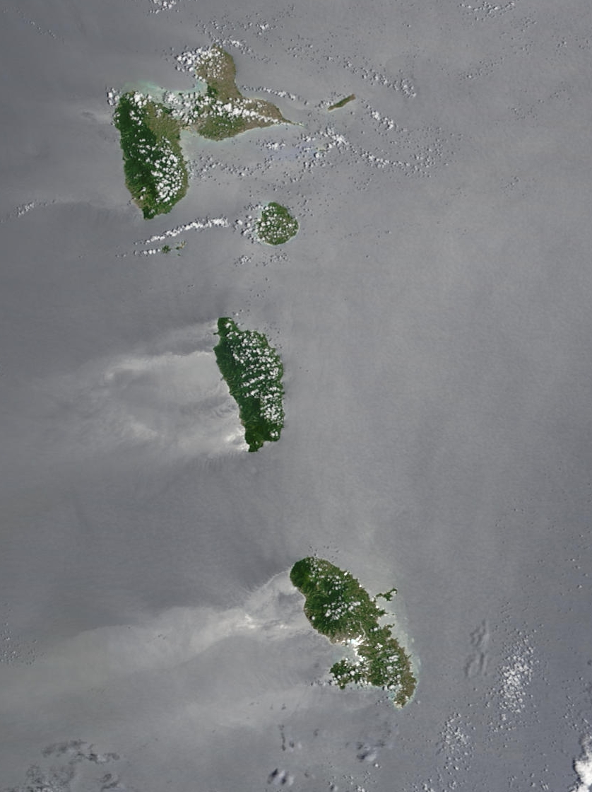 中央にドミニカ島、北にグアドループ、南にマルティニークを示す衛星写真
