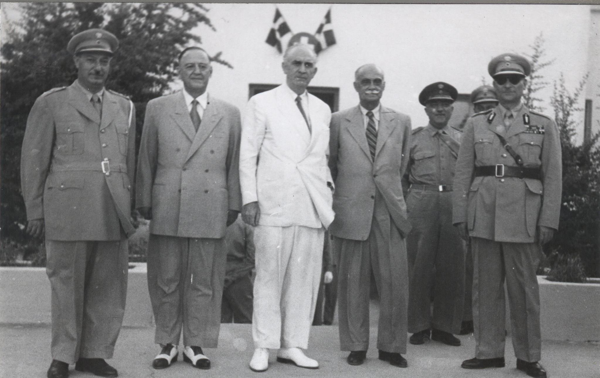 1950년 니콜라오스 플라스티라스와 그리스 헌병대 장교들과 함께한 요르요스 파판드레우.