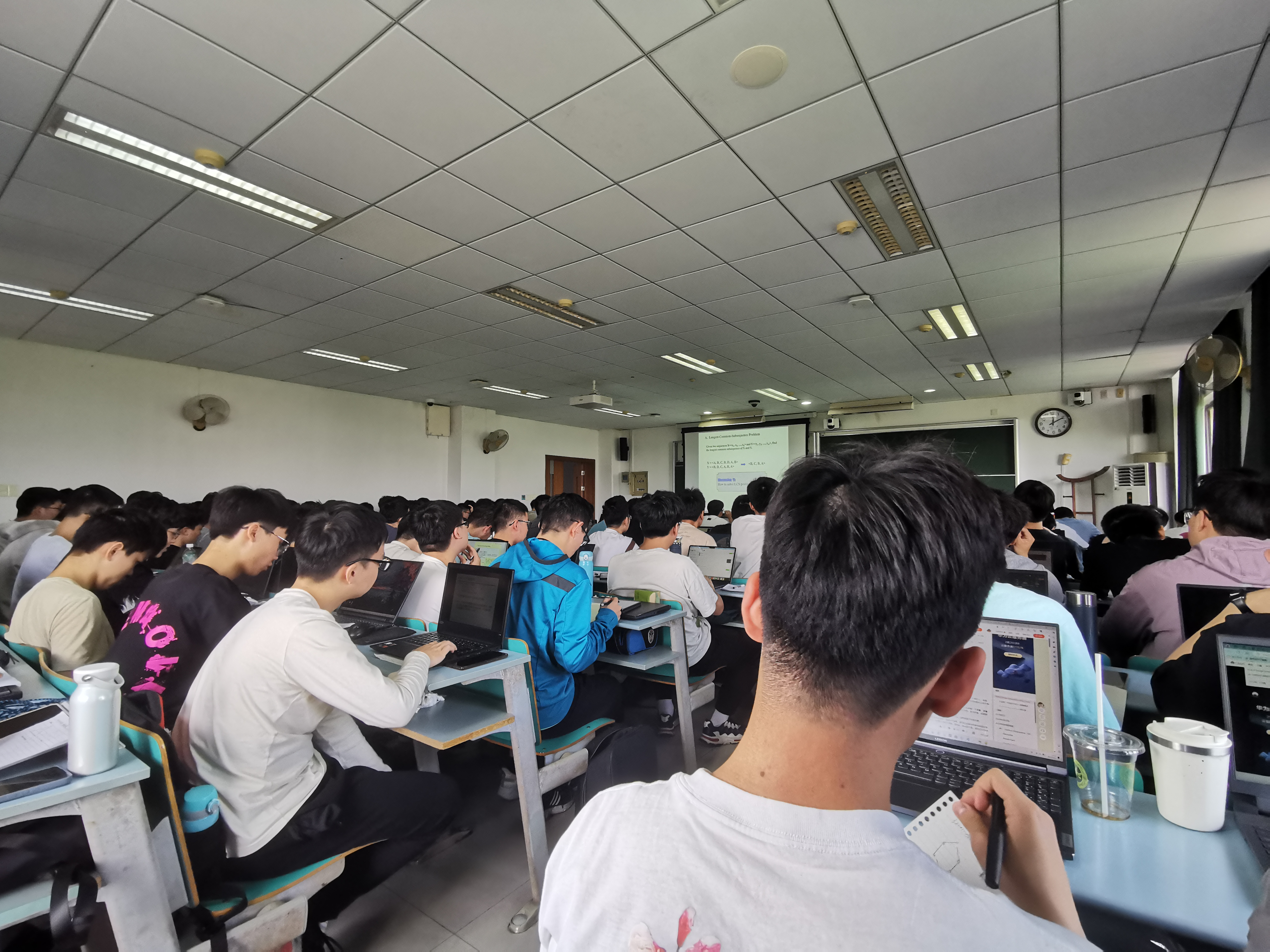 저장대학교 쯔진강 캠퍼스 서쪽 강의실에서 수업 듣는 학생들.