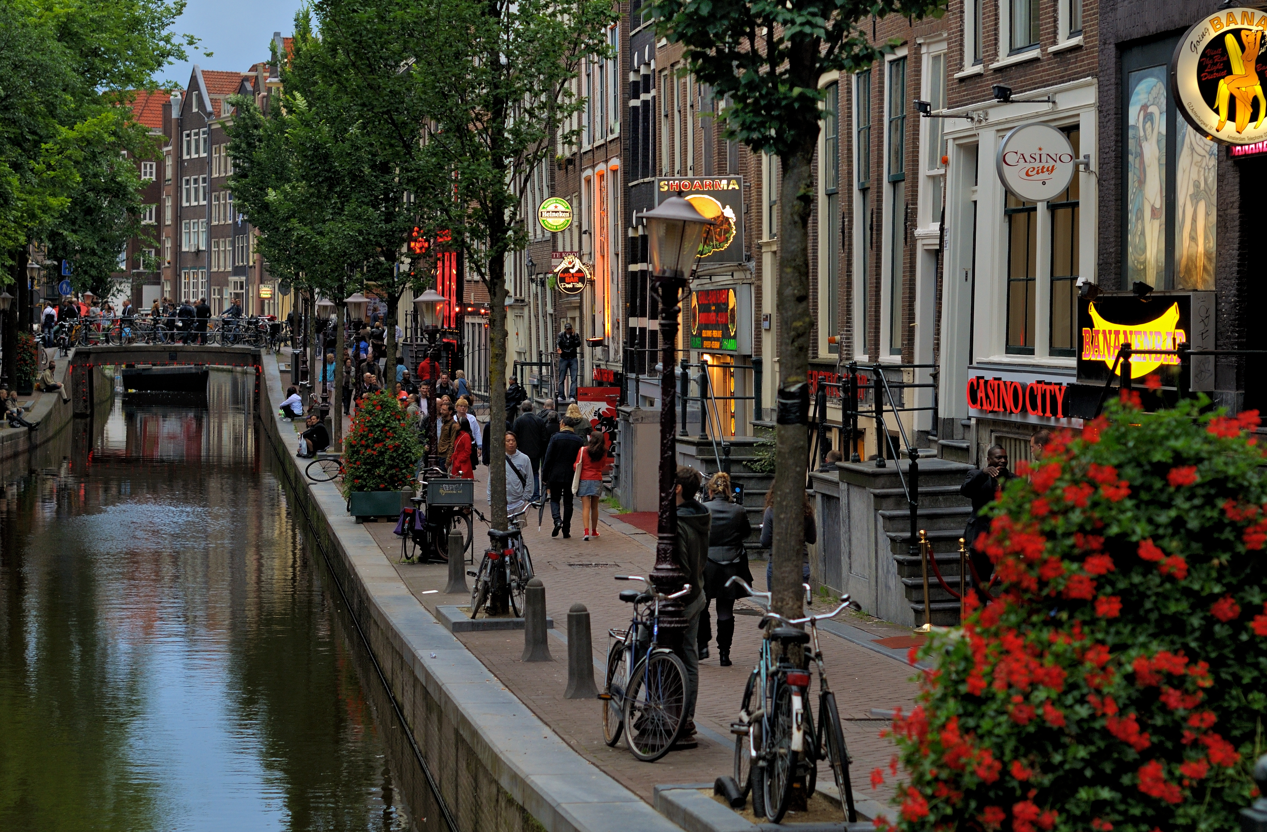 De Wallen, khu đèn đỏ của Amsterdam, cung cấp các hoạt động như mại dâm hợp pháp, tượng trưng cho văn hóa chính trị và truyền thống khoan dung của Hà Lan.