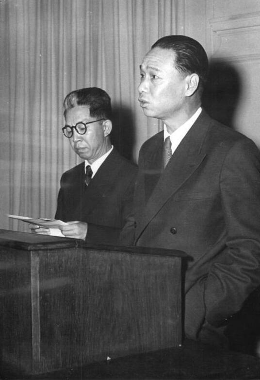Ji Pengfei (kanan) di Kongres Penulis Jerman Ketiga di Berlin, 1952.
