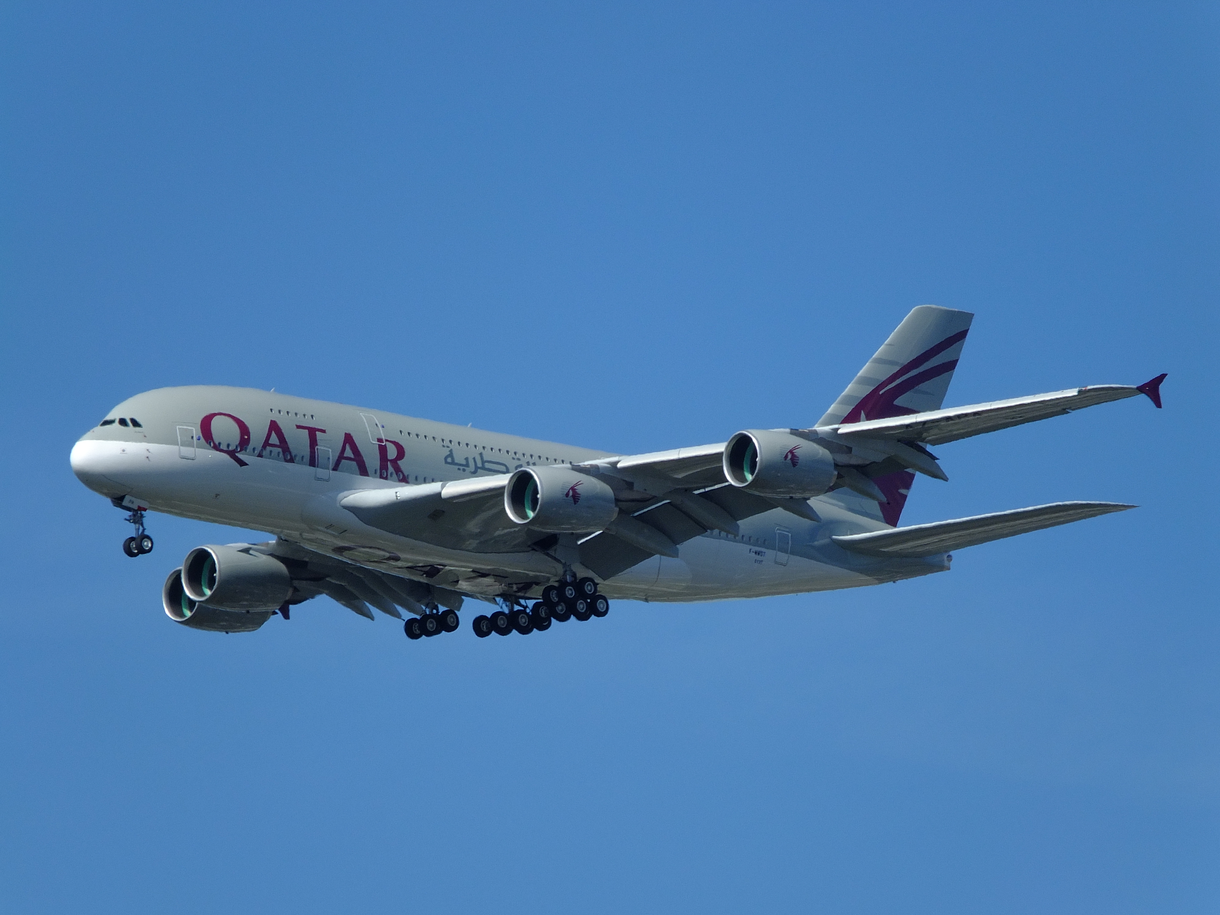 Qatar Airways Airbus A380. Qatar Airways, một trong những hãng hàng không lớn nhất thế giới, kết nối hơn 150 điểm đến quốc tế từ cơ sở của mình tại Doha.