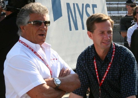 Mario (kiri) bersama anak saudaranya John Andretti di Indianapolis 500 2007.