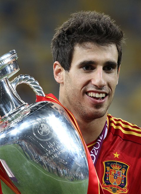 2012년 UEFA 유로 2012 트로피를 든 마르티네스.