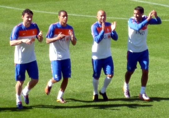 Van der Wiel (kedua dari kiri) bersama (dari kiri ke kanan) Mark van Bommel, Demy de Zeeuw, dan Giovanni van Bronckhorst.