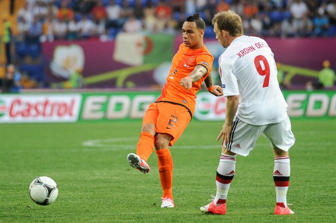 Van der Wiel dan Michael Krohn-Dehli pada UEFA Euro 2012.