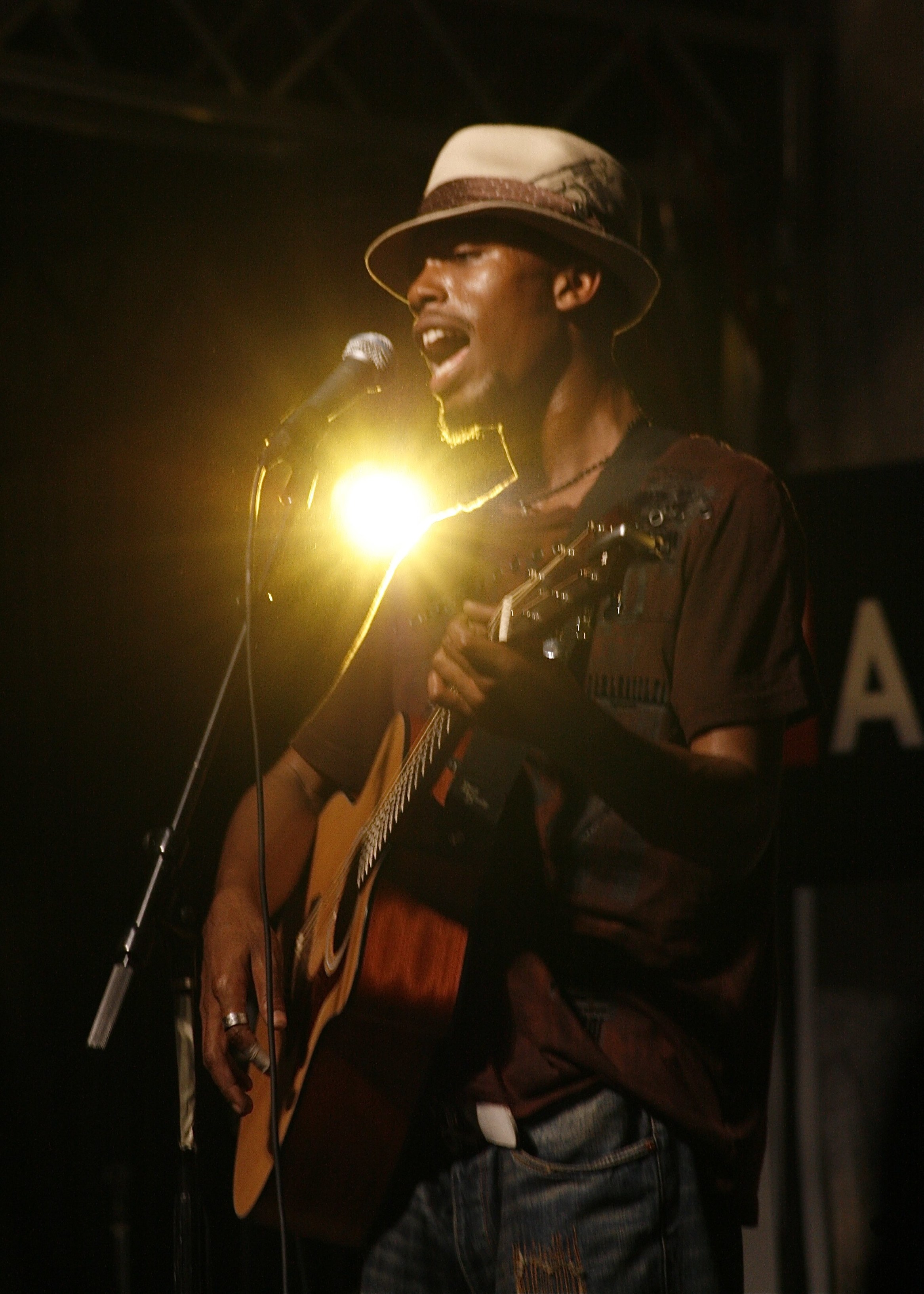 บี.โอ.บีสามารถเล่นทั้งเปียโนและกีตาร์ โดยมักจะนำเครื่องดนตรีสดมาใช้ในเพลงของเขา