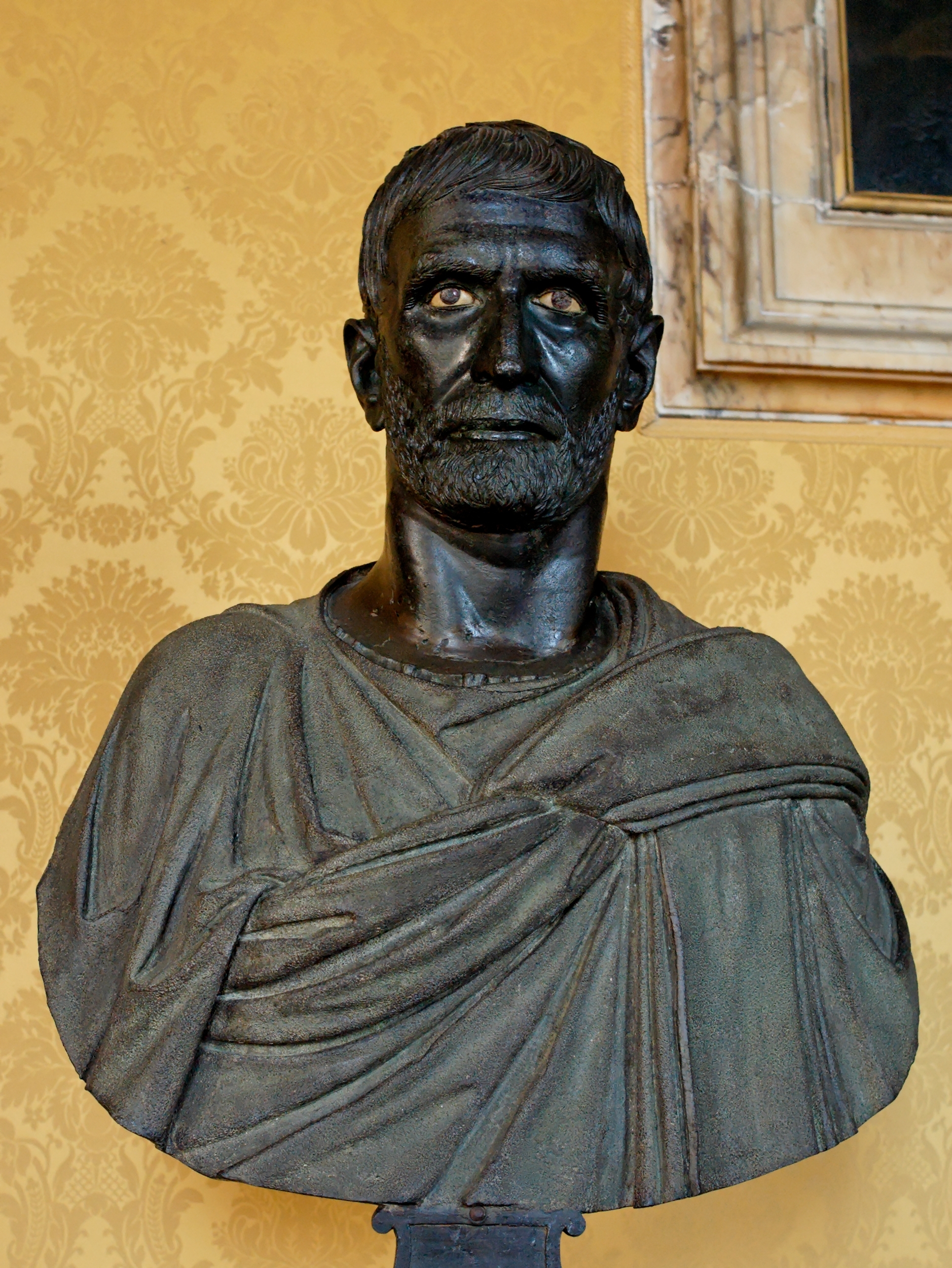 Capitoline Brutus, yang kononnya menggambarkan nenek moyang Brutus, Lucius Junius Brutus, yang mengusir raja-raja dari Rom.