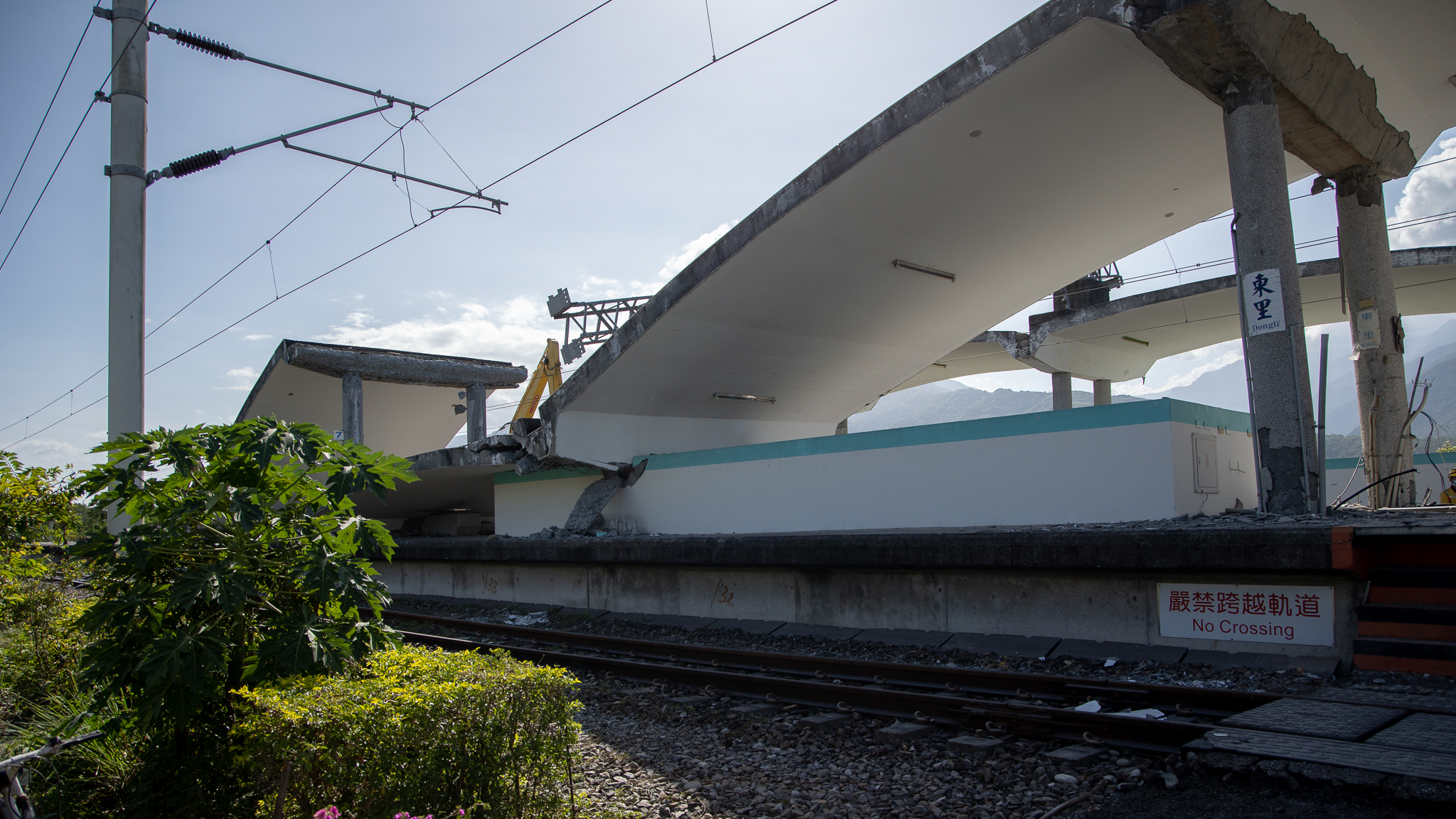 지진 피해로 무너진 철도역