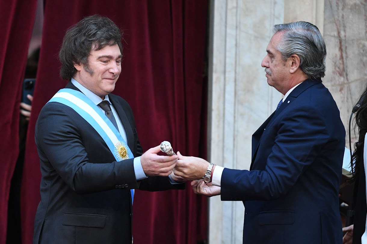 Javier Milei menerima jawatan presiden daripada Alberto Fernández pada 10 Disember 2023.