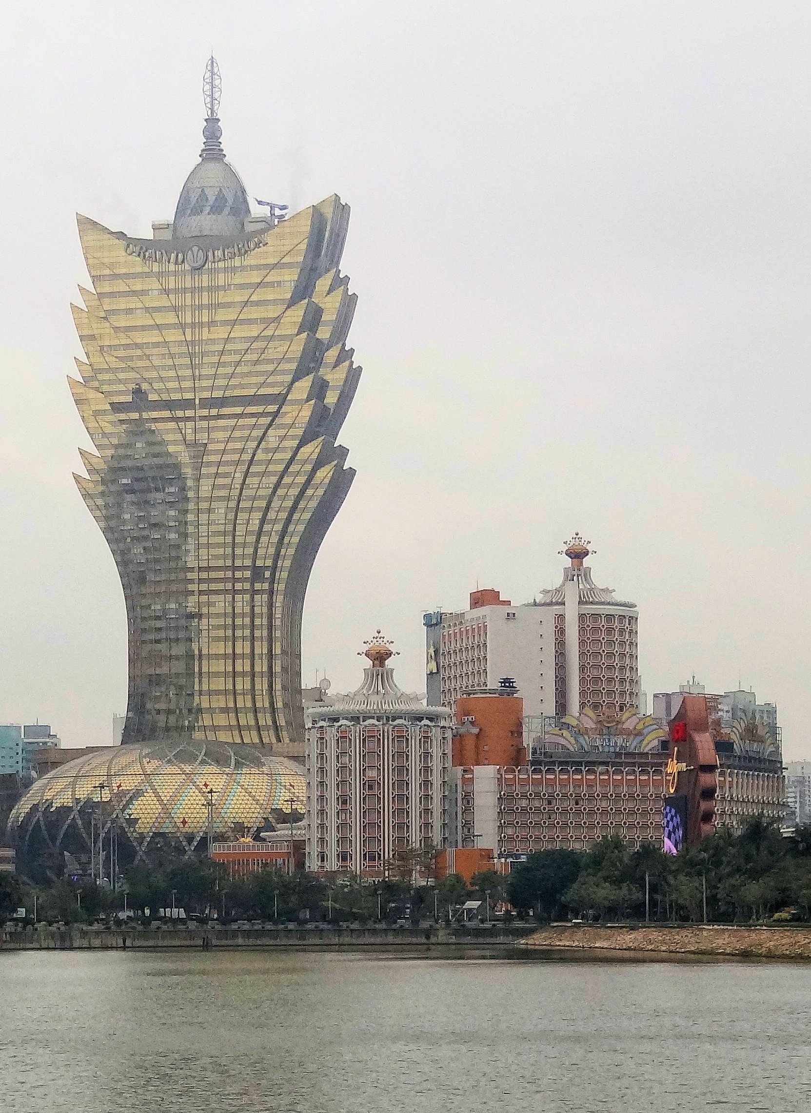 โรงแรมลิสบัว (ขวา) และแกรนด์ลิสบัว (ซ้าย) ในมาเก๊า