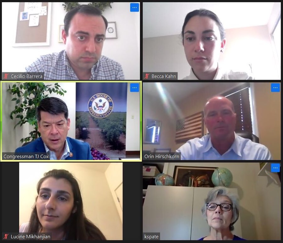 여섯 명이 이야기하는 모습