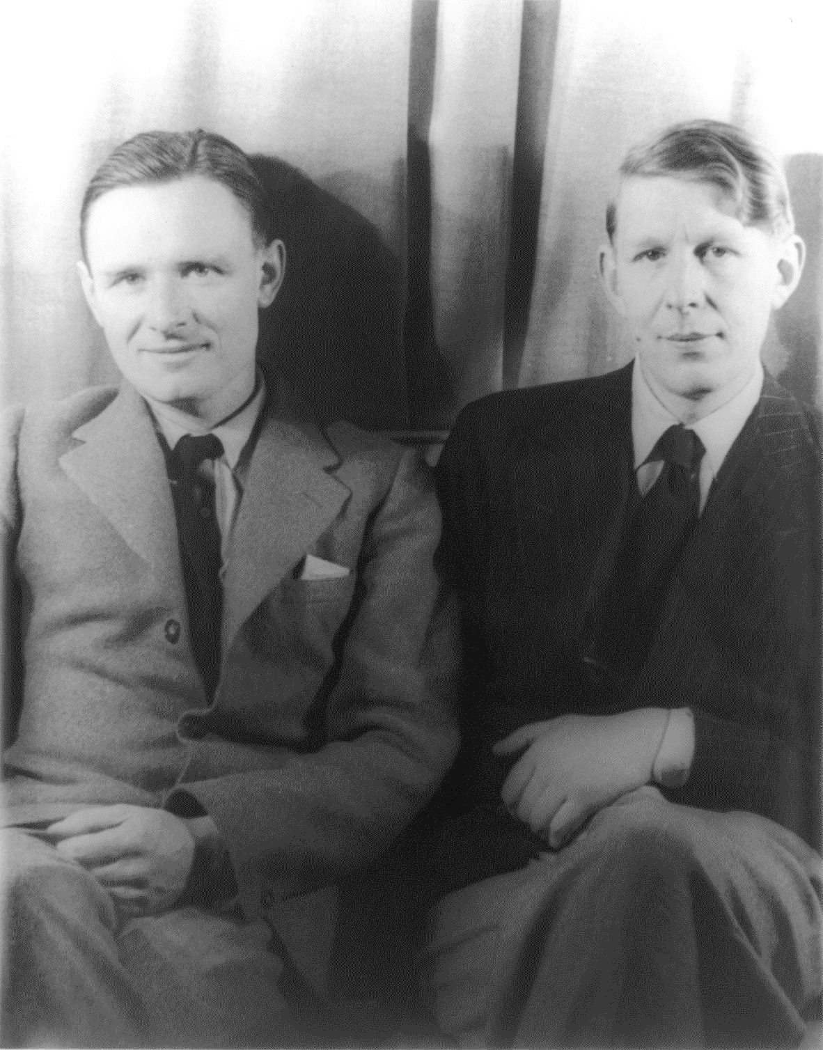 1939年にカール・ヴァン・ヴェクテンが撮影したクリストファー・イシャウッド(左)とW・H・オーデン(右)