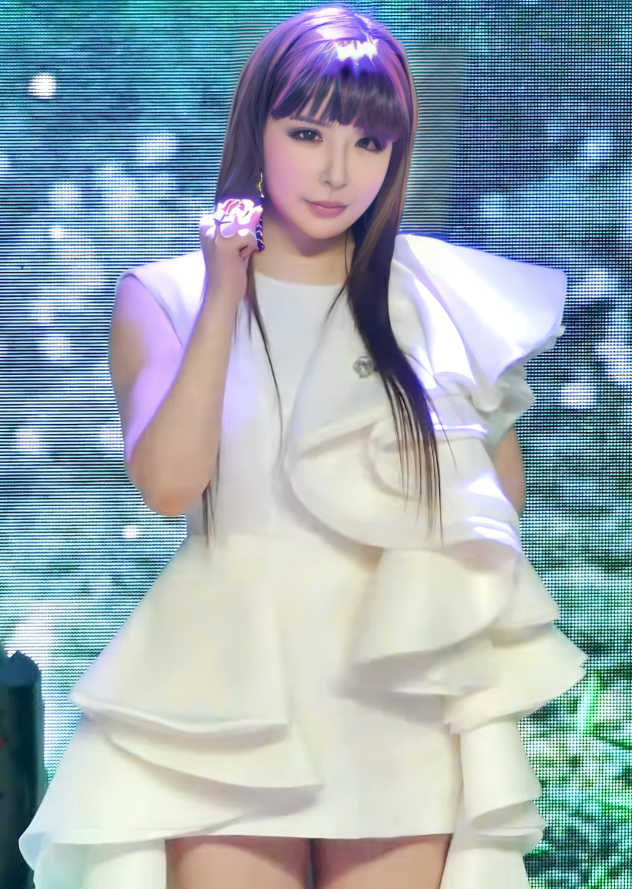 Park Bom pada acara showcase Spring pada tahun 2019.