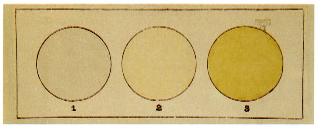 フッ素ガス(2)の色を、空気(1)および塩素ガス(3)と比較したモアッサンによる1892年の観察。