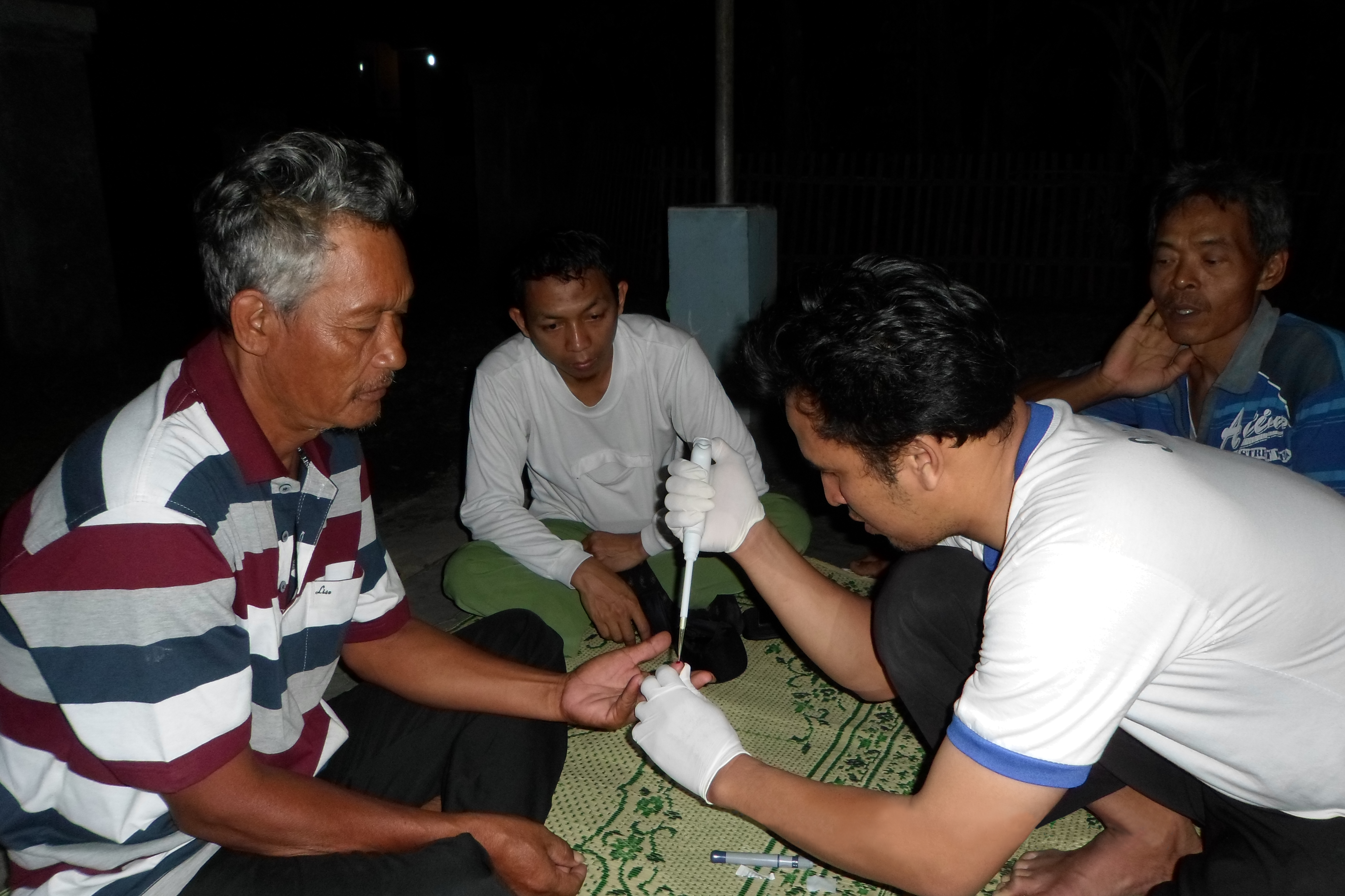 여러 남성의 혈액 샘플 채취