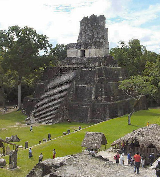 Đền thờ tại Tikal.