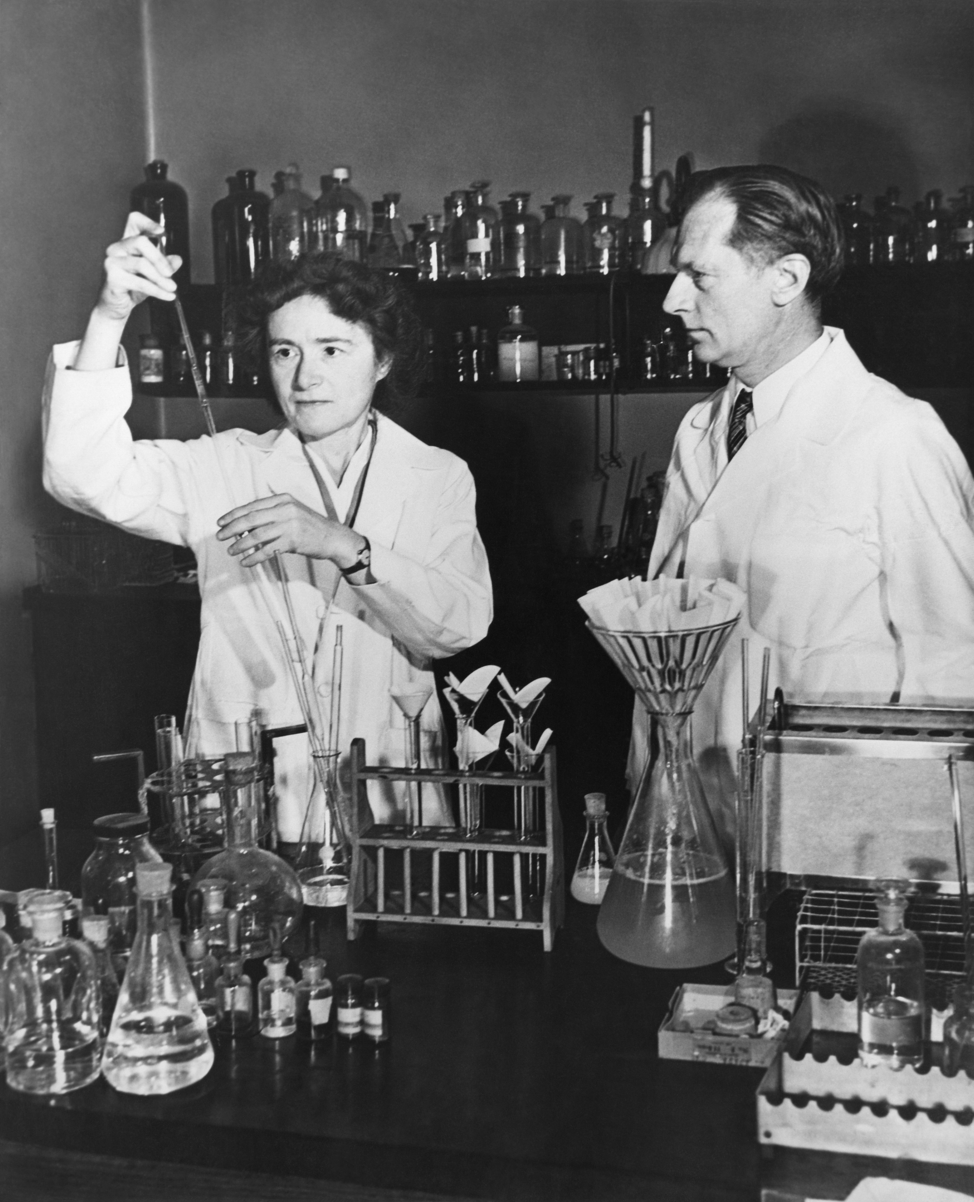 1947년, 남편이자 노벨상 공동 수상자인 칼 퍼디낸드 코리와 함께 있는 거티 코리.