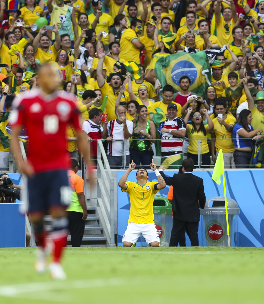 2014 FIFAワールドカップでコロンビアに勝利し喜ぶシウバ(左から2番目)